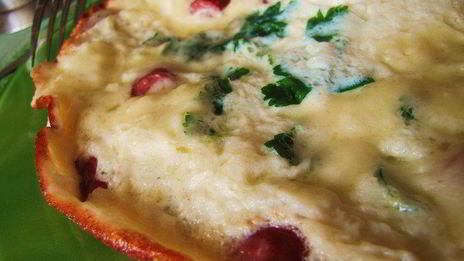 омлет с охотничьими колбасками