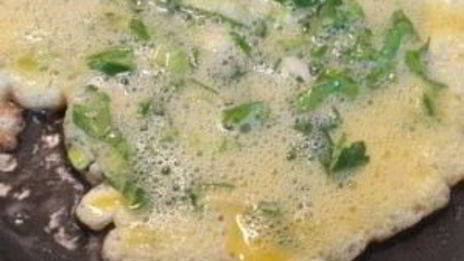 омлет с петрушкой и зеленым луком