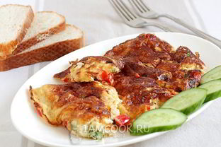 Омлет с помидорами, сыром и зеленью