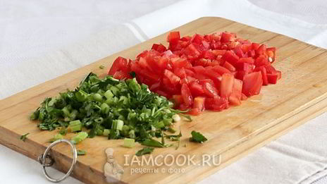 омлет с помидорами, сыром и зеленью