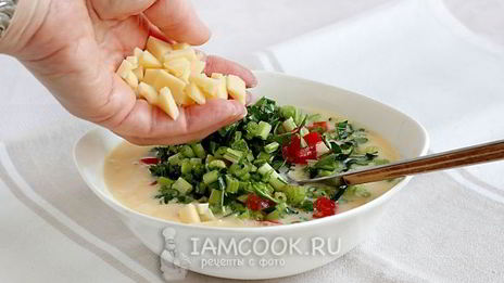 омлет с помидорами, сыром и зеленью