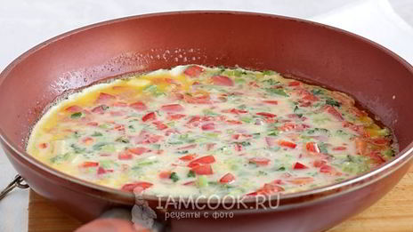 омлет с помидорами, сыром и зеленью