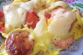 Омлет с сосисками, картошкой, помидорами и сыром