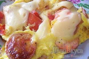 Омлет с сосисками, картошкой, помидорами и сыром