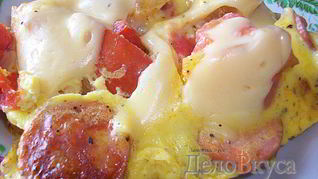 Омлет с сосисками, картошкой, помидорами и сыром
