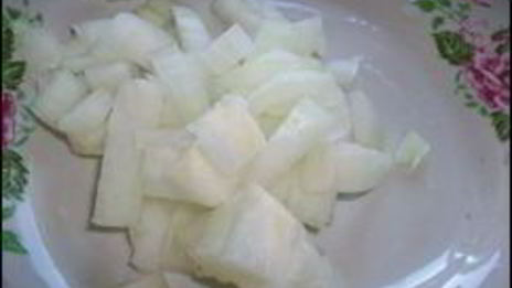 омлет с сосисками, картошкой, помидорами и сыром