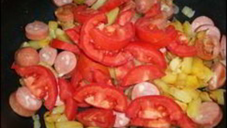 омлет с сосисками, картошкой, помидорами и сыром