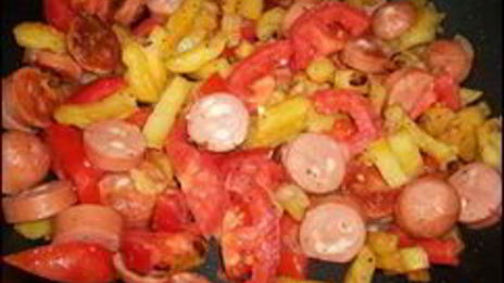 омлет с сосисками, картошкой, помидорами и сыром