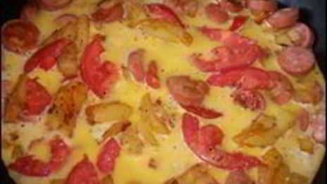 омлет с сосисками, картошкой, помидорами и сыром