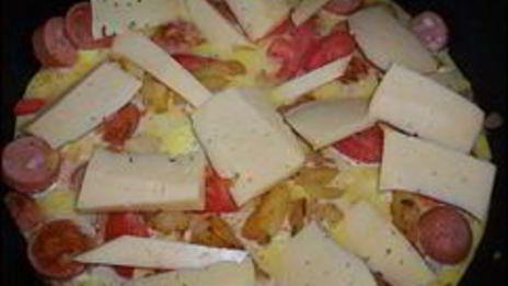 омлет с сосисками, картошкой, помидорами и сыром