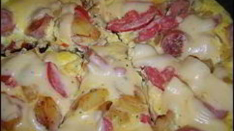 омлет с сосисками, картошкой, помидорами и сыром