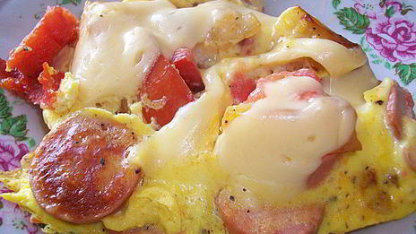 омлет с сосисками, картошкой, помидорами и сыром