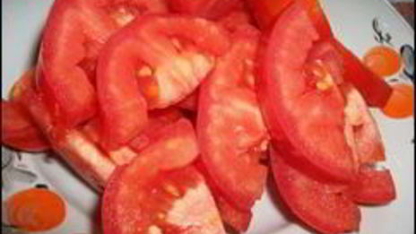 омлет с сосисками, картошкой, помидорами и сыром