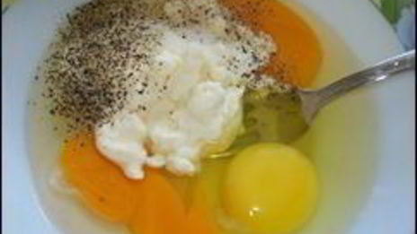 омлет с сосисками, картошкой, помидорами и сыром