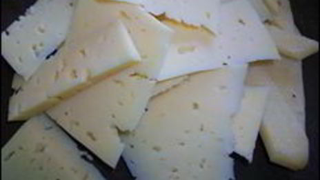 омлет с сосисками, картошкой, помидорами и сыром