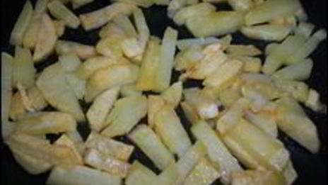 омлет с сосисками, картошкой, помидорами и сыром