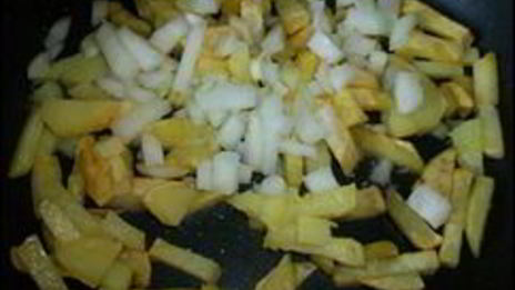 омлет с сосисками, картошкой, помидорами и сыром