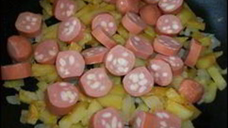 омлет с сосисками, картошкой, помидорами и сыром