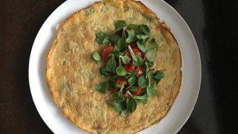 омлет со шпинатом и помидорами черри