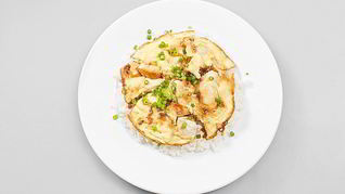 Оякодон — японский омлет с рисом и курицей