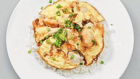 оякодон — японский омлет с рисом и курицей
