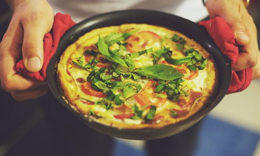 Рецепт пышного омлета с колбасой и зеленым луком