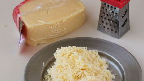 пышный омлет с сыром на сковороде