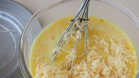 пышный омлет с сыром на сковороде