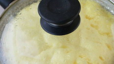 пышный омлет с сыром на сковороде