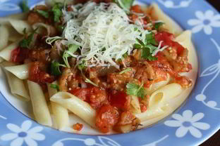 Пенне с соусом из помидоров и баклажанов