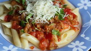 Пенне с соусом из помидоров и баклажанов