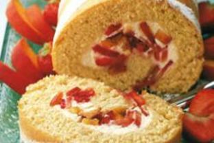 Бисквитный рулет с летними ягодами