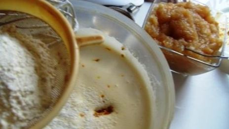 бисквитный рулет с яблоками