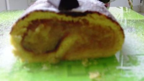 бисквитный рулет с яблоками