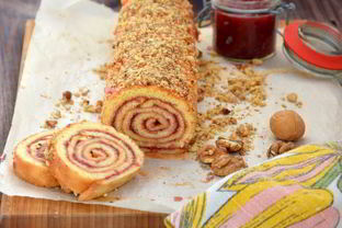 Двойной бисквитный рулет с джемом