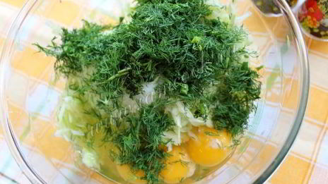 кабачковый рулет с грибами и морковью