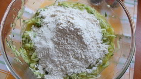 кабачковый рулет с грибами и морковью