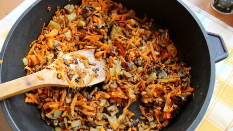 кабачковый рулет с грибами и морковью