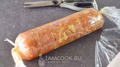 куриный рулет с желатином в пищевой пленке
