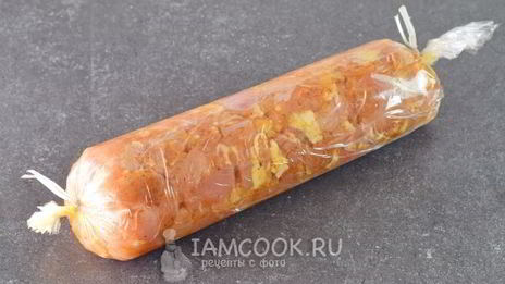 куриный рулет с желатином в пищевой пленке