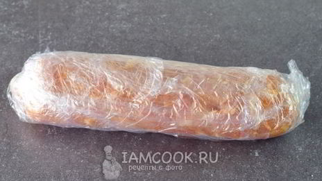 куриный рулет с желатином в пищевой пленке
