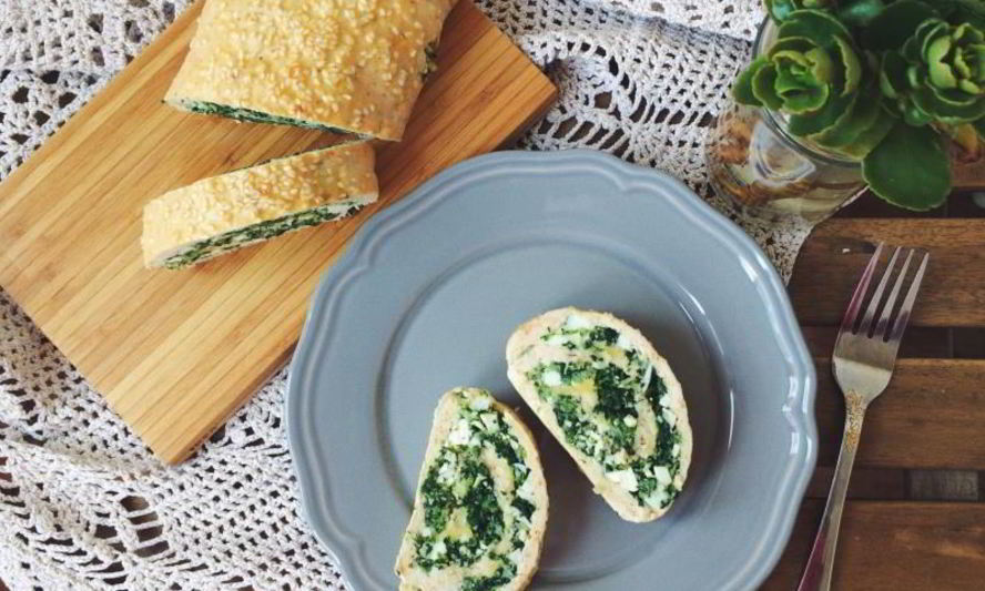 Рецепт куриного рулета со шпинатом и зеленым луком