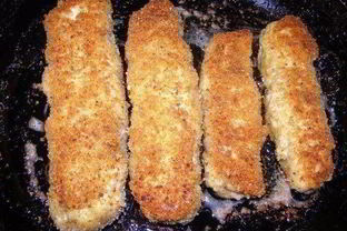 Куриные рулетики с грибами и сыром в сметанном соусе