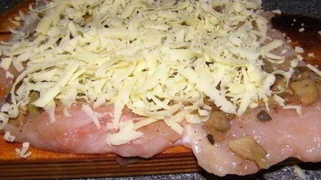 куриные рулетики с грибами и сыром в сметанном соусе