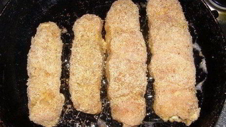 куриные рулетики с грибами и сыром в сметанном соусе