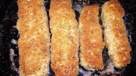 куриные рулетики с грибами и сыром в сметанном соусе