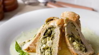 Куриные рулетики с полентой и сливочным базиликовым соусом