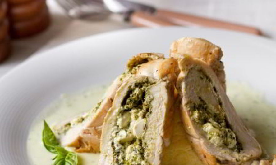 Рецепт куриных рулетиков с полентой и сливочным базиликовым соусом