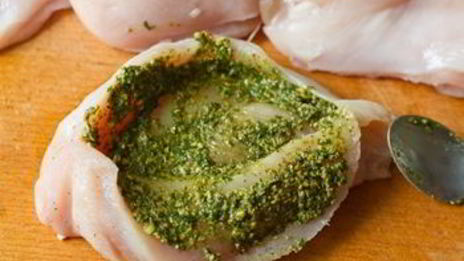 куриные рулетики с полентой и сливочным базиликовым соусом