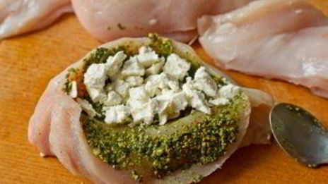 куриные рулетики с полентой и сливочным базиликовым соусом